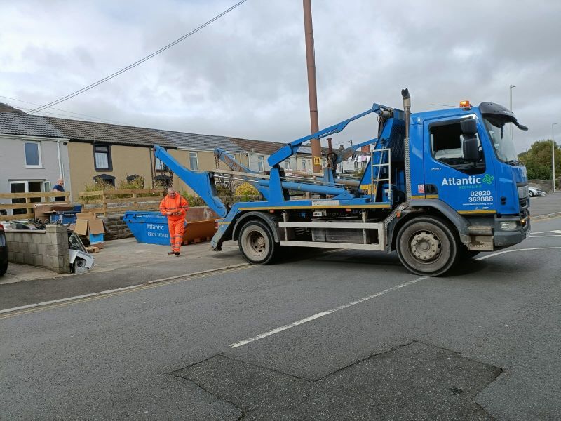 At Atlantic Recycling, we make skip hire in Cardiff simple, affordable, and reliable. Whether you’re a homeowner clearing out a garage or a contractor on a major construction site, we have the right size skip for your job, often with same-day delivery available. Explore our options below and book online in just a few clicks.